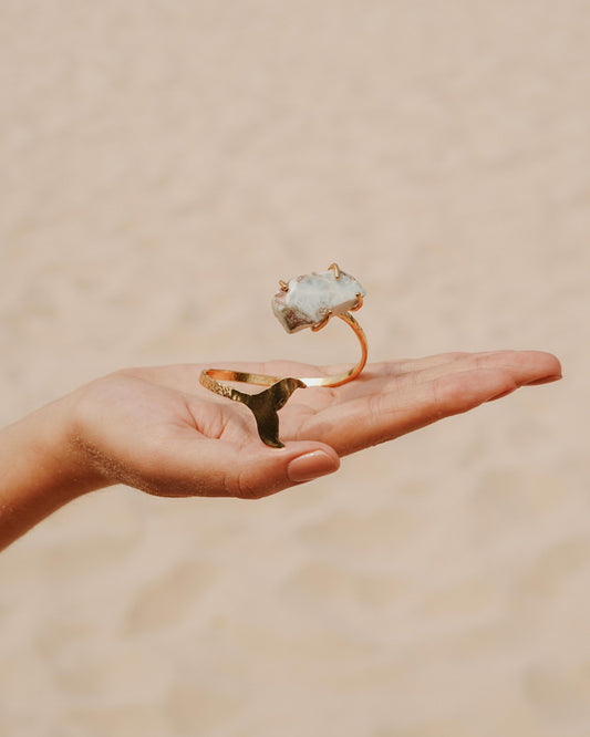 Brazalete Eco Profundo - Aleta de ballena en bronce con baño de oro