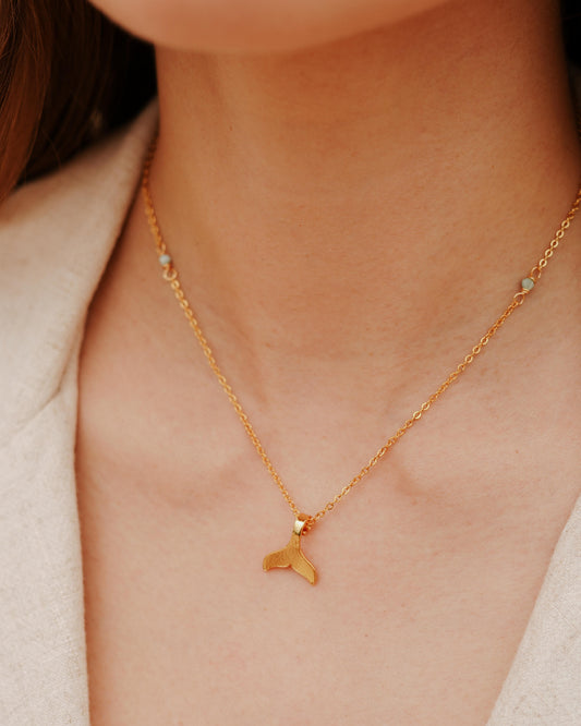 Collar Eco Profundo - Cola de ballena en bronce con baño de oro