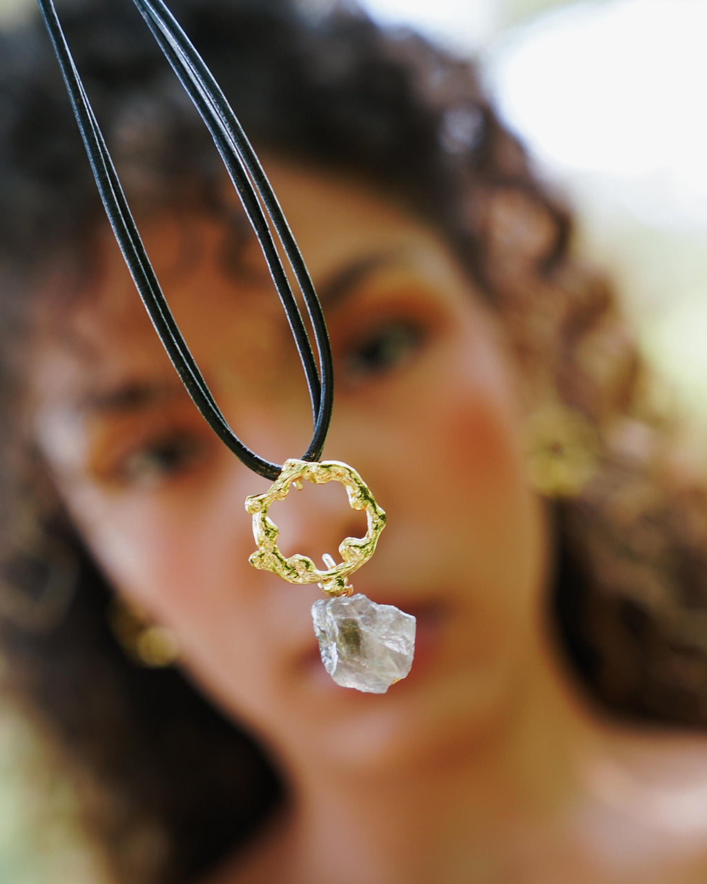 Collar raíces en cuero con cuarzo humo